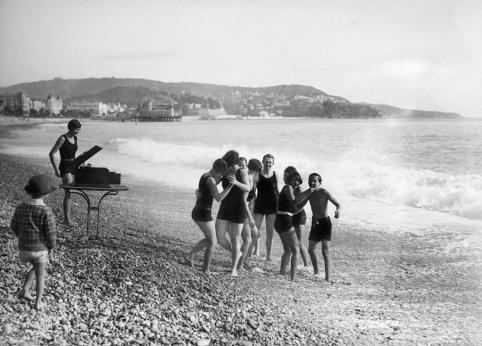 Maurice-Louis Branger, Musique sur la plage. Nice (Alpes-Maritimes), vers 1925, Négatif au gélatino-bromure d'argent sur verre Collections Roger-Viollet / BHVP