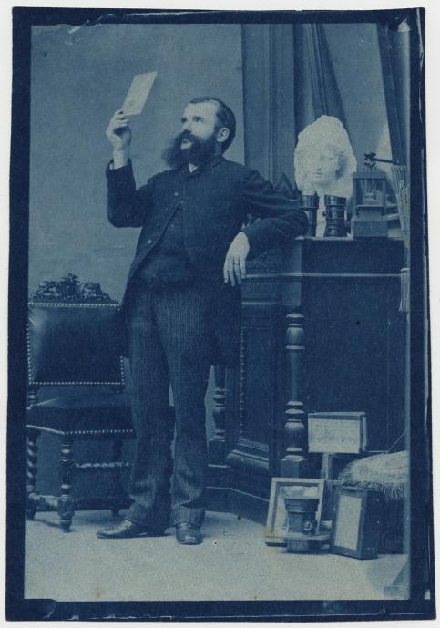Anonyme 1886 Photographe regardant une plaque Cyanotype