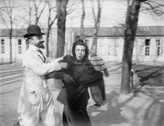 Charles Lhermitte [1881-1945] Folles de la Salpêtrière Négatifs au gélatino-bromure d’argent sur verre Vers 1910 Collection du musée Nicéphore Niépce