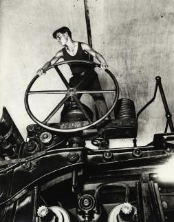 Arcadi Samoïlovitch Chaïkhet Un Komsomol au volant. Balakhna 1931 Tirage sur papier au gélatino-bromure d’argent © DR