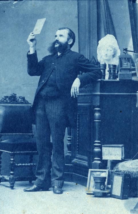 Anonyme 1886 Photographe regardant une plaque Cyanotype