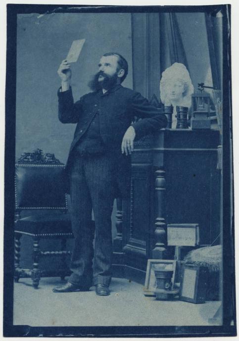 Anonyme 1886 Photographe regardant une plaque cyanotype © collection musée Nicéphore Niépce