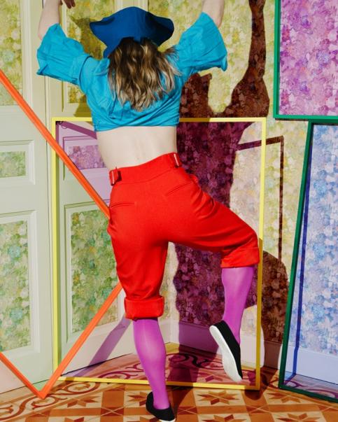 pantalon rouge et tapisserie, 2025 © Anaïs BOILEAU 
