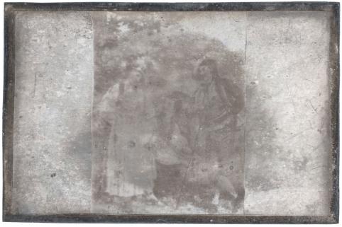 Nicéphore Niépce, Un grec et une grecque, vers 1828-1829, photographie sur une plaque de cuivre couverte d’une couche d’argent, héliographie par contact © musée Nicéphore Niépce