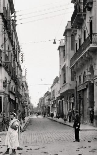Anonyme / Combier Imprimerie Mâcon, Une rue de Blida, vers 1950 © musée Nicéphore Niépce