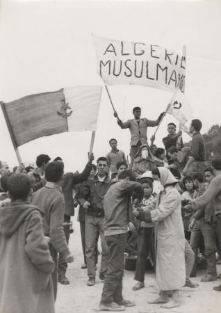 Anonyme / Agence France Presse, Des partisans du F.L.N. groupés aux environs d’Alger, 13 décembre 1960 © musée Nicéphore Niépce