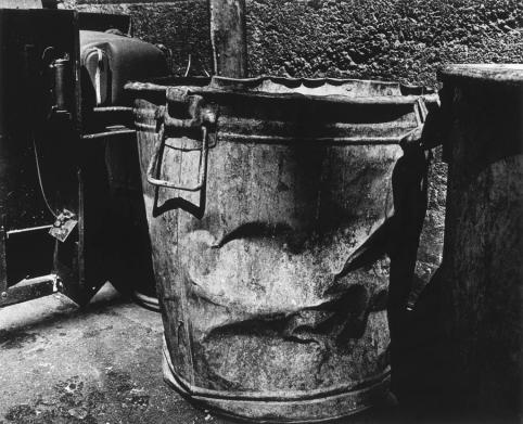 Daido Moriyama Dust Container, Shibuya-ku, Tokyo Photographie issue de la série « Lettre à St Loup », 1990 © Daido Moriyama Photo Foundation, Courtesy of Akio Nagasawa Gallery (Tokyo) et Galerie Jean-Kenta Gauthier (Paris)