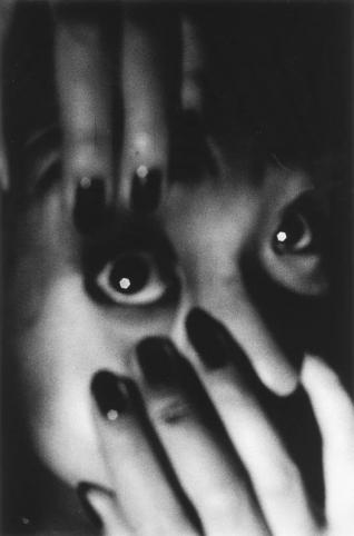 Daido Moriyama Eyeball, Setagaya-ku, Tokyo Photographie issue de la série « Lettre à St Loup », 1990 © Daido Moriyama Photo Foundation, Courtesy of Akio Nagasawa Gallery (Tokyo) et Galerie Jean-Kenta Gauthier (Paris)