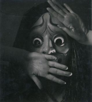 Rudolf Koppitz Hedy Pfundmayr avec le masque l’Electre de Richard Teschner 1930 Tirage argentine  16,8 x 15,6 cm © Photoinstitut Bonartes, Vienne