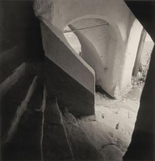 Rudolf Koppitz Escaliers anciens à Weibenkirchen, Basse-Autriche Vers 1930 Tirage argentique  39,8 x 34,5 cm © Photoinstitut Bonartes, Vienne 