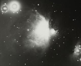 3.	Anonyme, Grande nébuleuse d’Orion, agrandissement x 2, pose 1 h., 14 mars 1899, tirage jet d’encre d’après une plaque argentique originale Don de la Société des amis du musée Nicéphore Niépce © musée Nicéphore Niépce