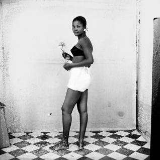 Malick Sidibé Avec mon soutien-gorge et mon slip, novembre 1967 © Malick Sidibé / GwinZegal