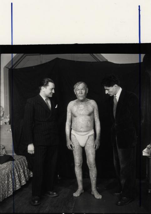 Robert Doisneau Jacques Delarue (à g.) et Robert Giraud (à dr.) encadrant Richardo mai 1949 © Atelier Robert Doisneau
