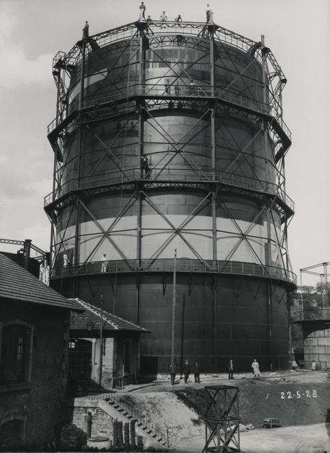 . Anonyme Société des Usines à gaz  du Nord et de l’Est.  Usine d’Épinal : gazomètre Vers 1927-1928 Tirage sur papier  au gélatino-bromure d’argent © collection musée Nicéphore Niépce