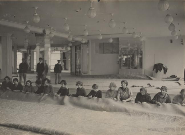 . L’industrie tapissière.  Comment on coud et installe  en très peu de temps,  «à l’américaine»,  un immense tapis André Dubreuil,  Agence Chusseau-Flaviens Années 1910 Tirage sur papier  au gélatino-bromure d’argent © collection musée  Nicéphore Niépce