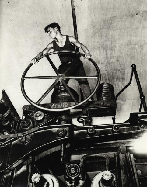 . Arcadi Samoïlovitch Chaïkhet Un Komsomol au volant.  Balakhna 1931 Tirage sur papier au gélatino-bromure d’argent © DR