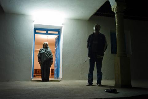 Des parents, dont le fils a disparu en mer en février 2011, posent devant leur maison. Zarzis, Tunisie, 2011. © Patrick Zachmann / Magnum Photos