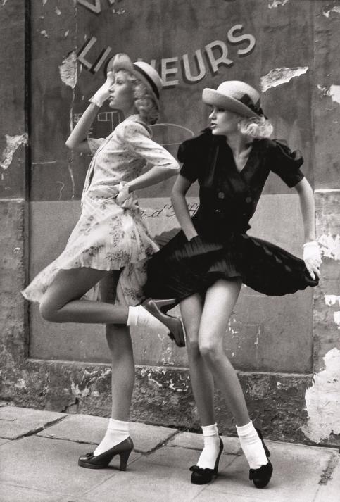 Sacha Pour Vogue UK 1972 Rue Monsieur le Prince mannequins Donna Jordan et Louise Despointes rédactrice Grace Coddington coiffure Jean-Louis David © Sacha
