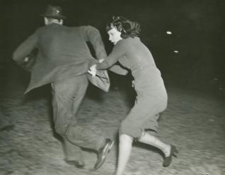 Anonyme, photo de presse Le photographe pris à partie par sa « victime », Hollywood 1938 Tirage gélaino-argentique © collection privée