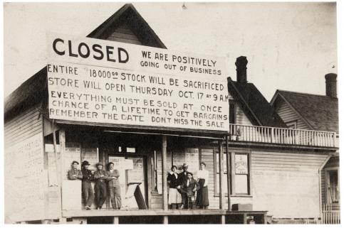 Store Closing Sign, Bush Pairie Washington, USA, 25 octobre 1912 © collection privée - AMC