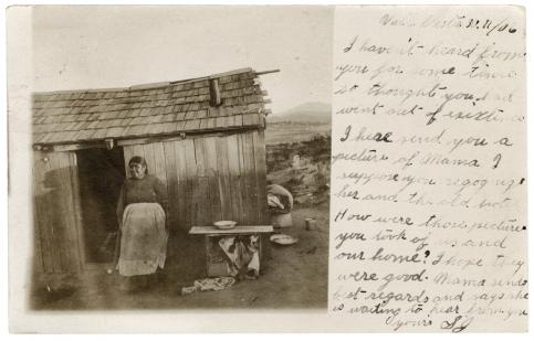 Native American Woman  Outside Wooden Home Valle Vista,  California, USA 1906 © collection privée – AMC