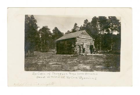 Thompson Boys’ Log Cabin” Crook County,  Wyoming, USA 1904-1918  © collection privée – AMC
