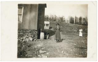 Women by Farm House North America  1904-1929 © collection privée – AMC