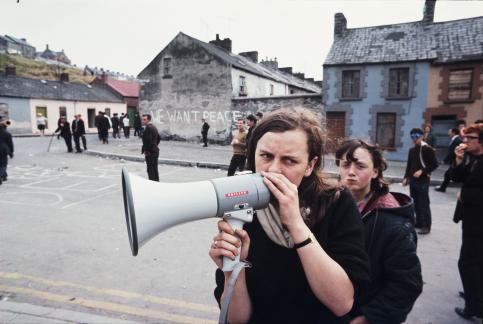 Gilles Caron Bernadette Devlin McAliskey encourageant les catholiques à se révolter, bataille du Bogside 12-14 août 1969 Irlande du nord, Ulster, Londonderry © Fondation Gilles Caron / Clermes